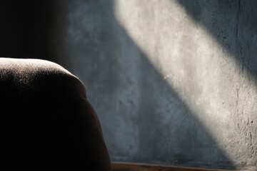 Obraz premium シンプルな室内室の椅子に光が差し込みます