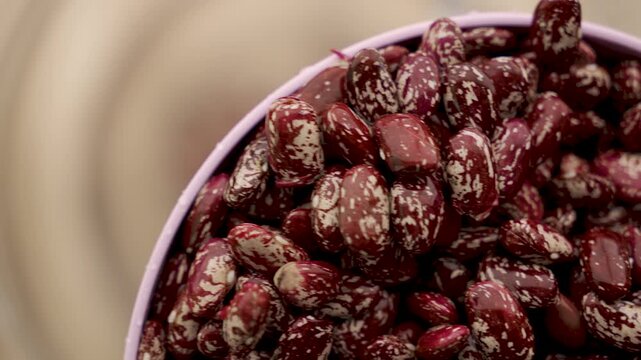 Macro_pinto_beans_reveal_with_focus_pull_4k_10bit