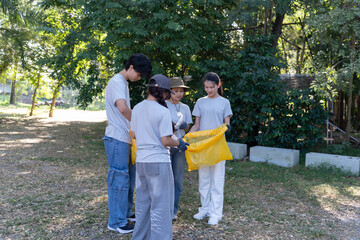 Obraz premium Group of Asian volunteer collecting trash together at park