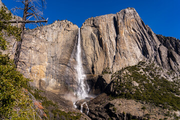 Yosemite Falls cascades down a sheer granite cliff face. © porqueno