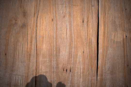 Imagen de una tabla de madera vieja con grietas para textura