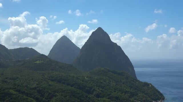 Spektakul&auml;re Vulkanberge &uuml;ber dem Meer - St. Lucia