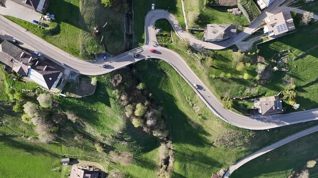 strada di montagna con curva auto guidare