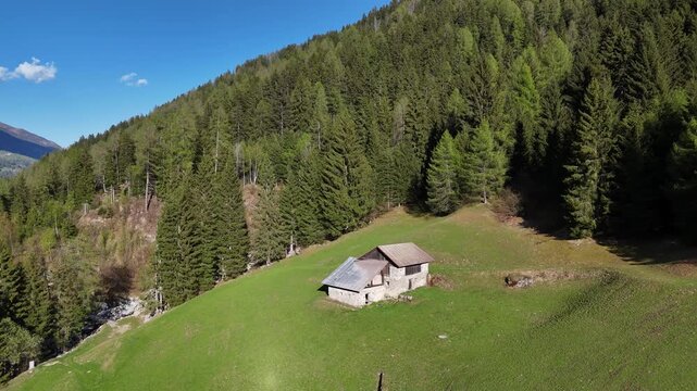 baita chalet bosco trentino Val di Sole Italia alpi maso 