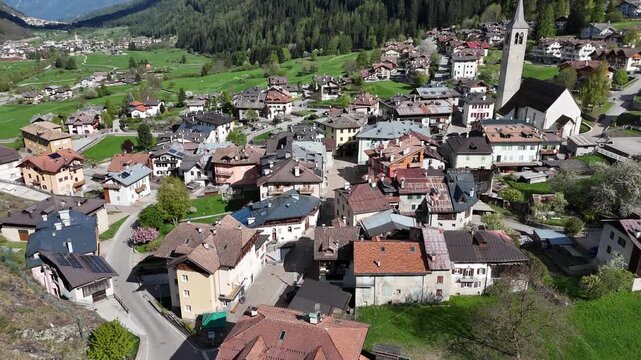 ossana paese di montagna trentino Val di Sole case 