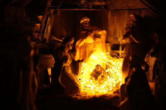Weihnachtskrippe mit warmem Licht &ndash; Festliche Krippenszene