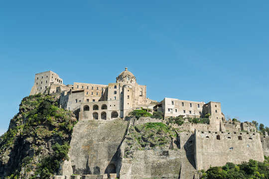 Vue du chateau Aragonais sur l'ile d'Ischia en Italie, Castello Aragonese