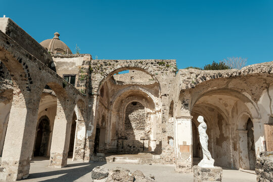 cath&eacute;drale de l'Assomption sur le chateau Aragonais, &icirc;le d'Ischia