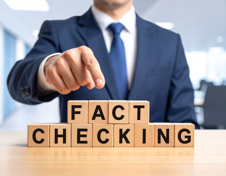 Fact checking - Geschäftsmann zeigt auf den Text "Fact checking"