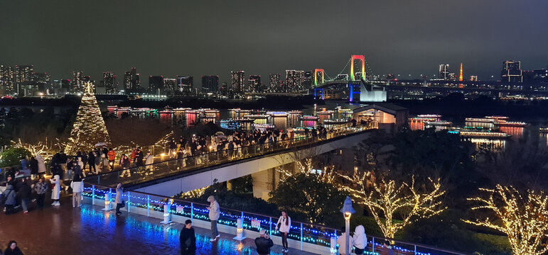 Night view of the waterfront with the Rainbow Bridge and the Statue of Liberty in Odaiba, Tokyo