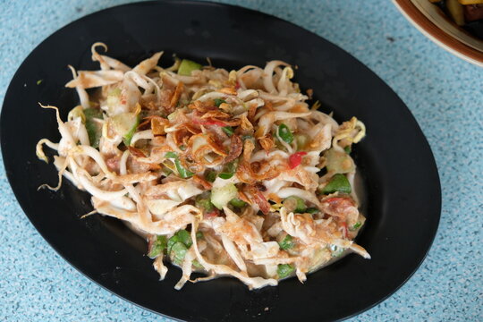Karedok is a typical Sundanese, West Javanese raw vegetable dish, which is often referred to as a typical Indonesian salad because it consists of a mixture of fresh vegetables drizzled with sweet and 