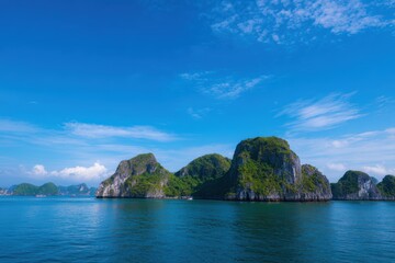 Naklejka premium 緑の島々は澄んだ空の下の青い海にあります