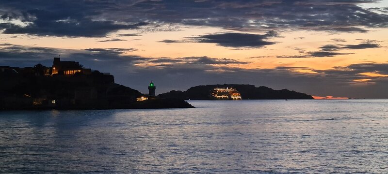 Une belle sc&egrave;ne m&eacute;diterran&eacute;enne : un paquebot de croisi&egrave;re quittant la rade de Marseille au cr&eacute;puscule (Provence, France)