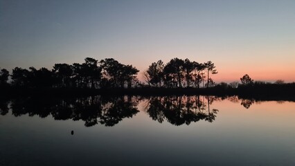Magnifiques jeux de miroir au niveau étangs des prés-salés d'Arès au moment du coucher du soleil (Bassin d'Arcachon) © Arnaud