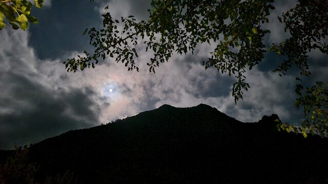 Magnifique ciel de clair de lune pr&egrave;s de Serres, au pied du pech Cardou (Corbi&egrave;res)