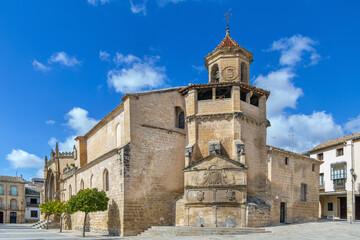 Obraz premium Apse view of San Pablo Church in Ubeda, Spain. Medieval stone architecture under partly cloudy sky at daytime