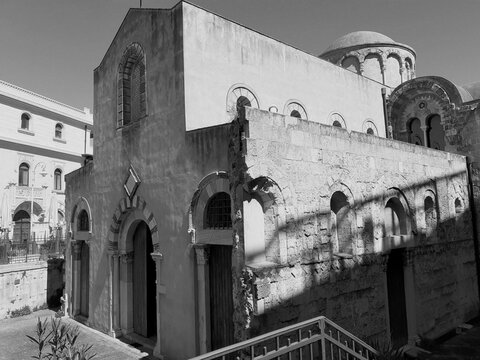 La facciata principale e quella laterale dell'antica Chiesa di Maria Santissima Annunziata dei Catalani a Messina.