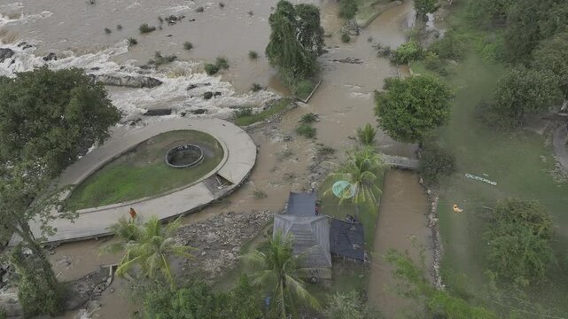 Khone Phapheng Falls, located on the Mekong River in Laos, is renowned as the widest waterfall in the world ( HLG mode)
