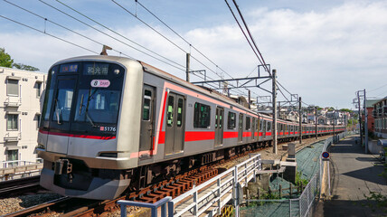 Fototapeta premium 走る通勤電車