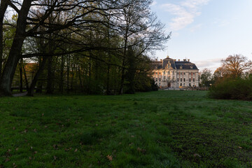 Park w Pszczynie wiosną o poranku, ciepłe światło słoneczne i świeża zieleń © Elżbieta Kaps