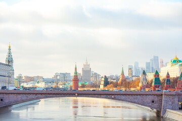Obraz premium View of the Moscow Kremlin wall and the Moscow River on a sunny winter day.