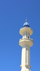 Obraz premium Silhouette Symbolizes Serenity And Architectural Elegance. Skywardreaching Minaret With Perforated Panels Reflects Calmness And Divine Purity Of Design