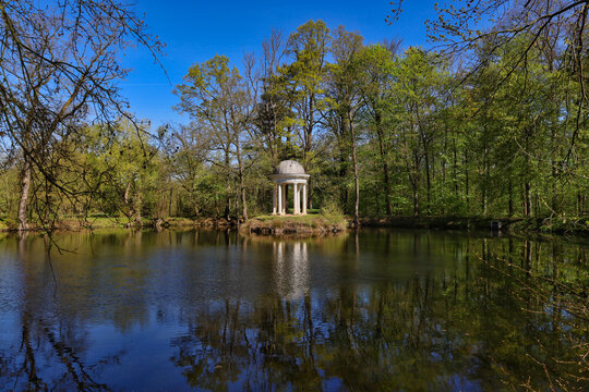 Klassizistischer Dianatempel mit Spiegelung im stillen Teich des Schlossparks L&uuml;tzschena im Fr&uuml;hling, Leipzig, Sachsen, Deutschland