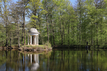 Obraz premium Klassizistischer Dianatempel mit Spiegelung im stillen Teich des Schlossparks Lützschena im Frühling, Leipzig, Sachsen, Deutschland