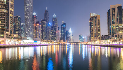 Obraz premium Dubai marina skyline reflecting on tranquil water at night.