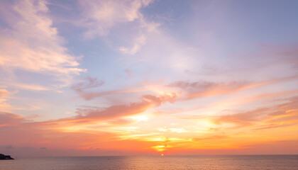 Obraz premium Vibrant ocean sunset with glowing horizon and pastel clouds.