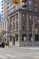 Obraz premium wide view of historic property at 172 King St E (northwest corner at George St) located at Sovereign Bank, designed by George W. Gouinlock, 1907, Toronto