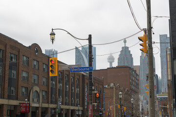 Obraz premium looking southwest at the northeast corner of Sherbourne St from Front St E to old brick buildings and skyscrapers, Toronto