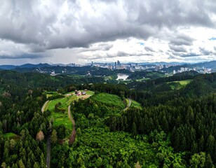 Obraz premium Panoramic aerial view of a valley, city, and hills