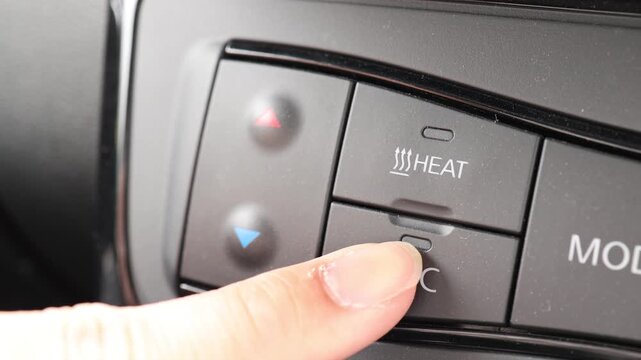 車のエアコン。ACボタンを押してクーラーを起動する操作