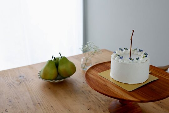 1歳記念バースデーケーキ。数字の1が刺してあり白いクリームと紫の花飾り