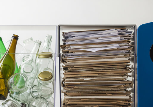 リサイクル用ガラス瓶と段ボールの分別ゴミ