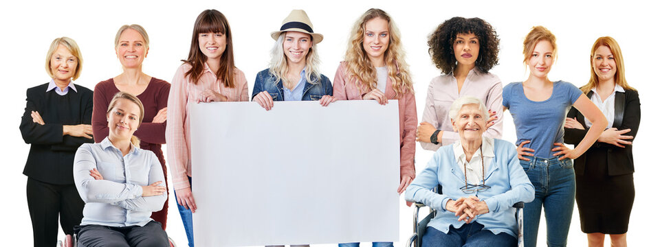 Frauen verschiedener Generationen halten ein Plakat mit Textfreiraum