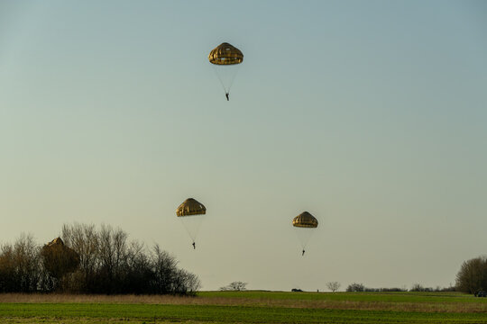 Zwischen Himmel und Erde gibt es keinen Raum f&uuml;r Fehler. Die letzten Meter im Sinkflug &ndash; die Ruhe vor dem Sturm, bevor das Bataillon am Boden zur taktischen Einheit verschmilzt.