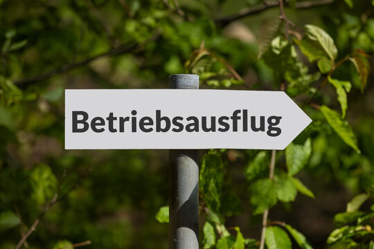 Schild im Wald mit hinzugef&uuml;gtem Text BETRIEBSAUSFLUG