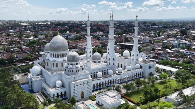 Aerial view of the white domes and minarets of Sheikh Zayed Grand Mosque in Kecamatan Banjarsari, Jawa Tengah, Indonesia.