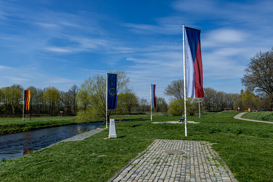 Tr&oacute;jstyk granic Polski, Czech i Niemiec znajduje się w rejonie Porajowa (PL), Hr&aacute;dka nad Nisou (CZ) i Zittau (DE). Punkt ten zlokalizowany jest na rzece Nysie Łużyckiej, w miejscu jej ujścia do potoku