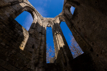 Oybin w Górach Żytawskich to miejscowość i zamek o XIII-wiecznych korzeniach, słynąca z malowniczych ruin na górze o tej samej nazwie © Jarekfoto