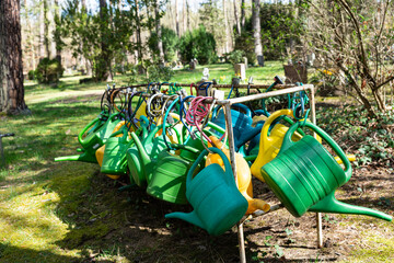 Gießkannen zur Grabpflege auf dem Friedhof © Andreas Gruhl