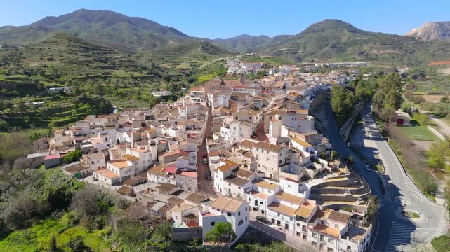Vista a&eacute;rea panor&aacute;mica del pueblo de Alb&aacute;nchez bajo cielo azul, Almer&iacute;a, Espa&ntilde;a