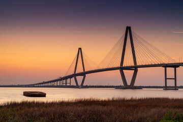 Obraz premium view of the Ravenel Bridge across the Cooper River in Charleston at sunset