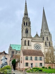 Fototapeta premium vue sur la cathedrale de chartres un jour ensoleillé