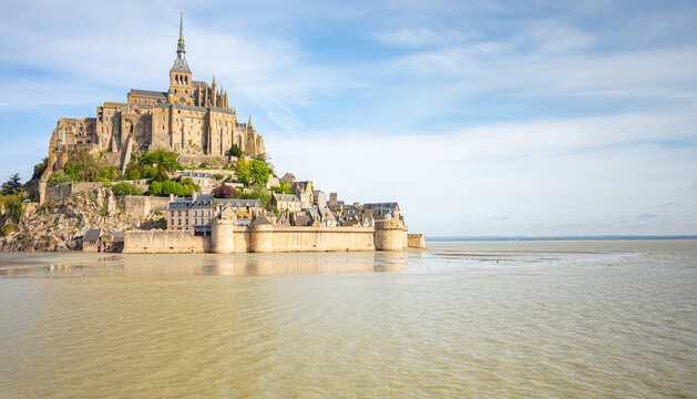 Le Mont-Saint-Michel en mar&eacute;e haute en France