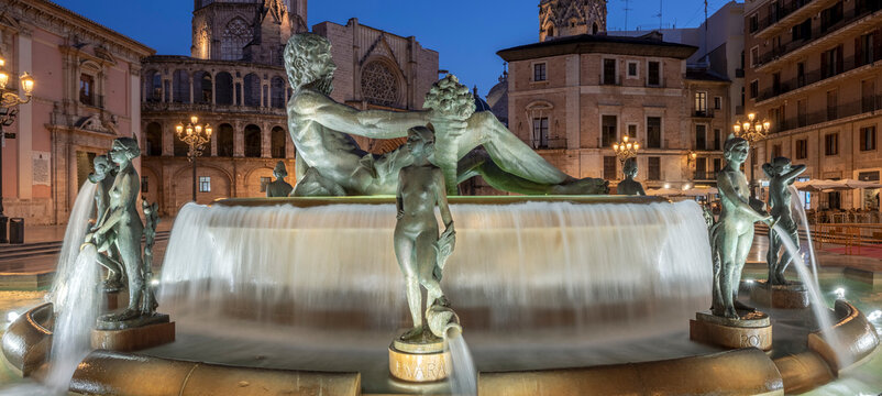 Plaza de la Virgen and the Turia fountain by night, Valencia