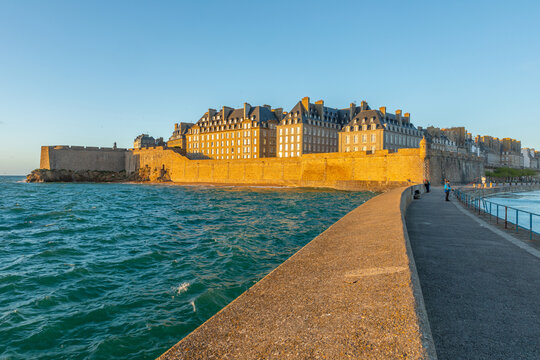 Coucher du soleil sur la ville de Saint-Malo en mar&eacute;e haute