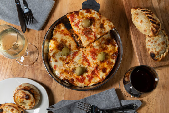 Pizza con queso muzzarella y aceitunas 